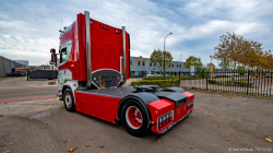 20251019-Tom-Holding-00073